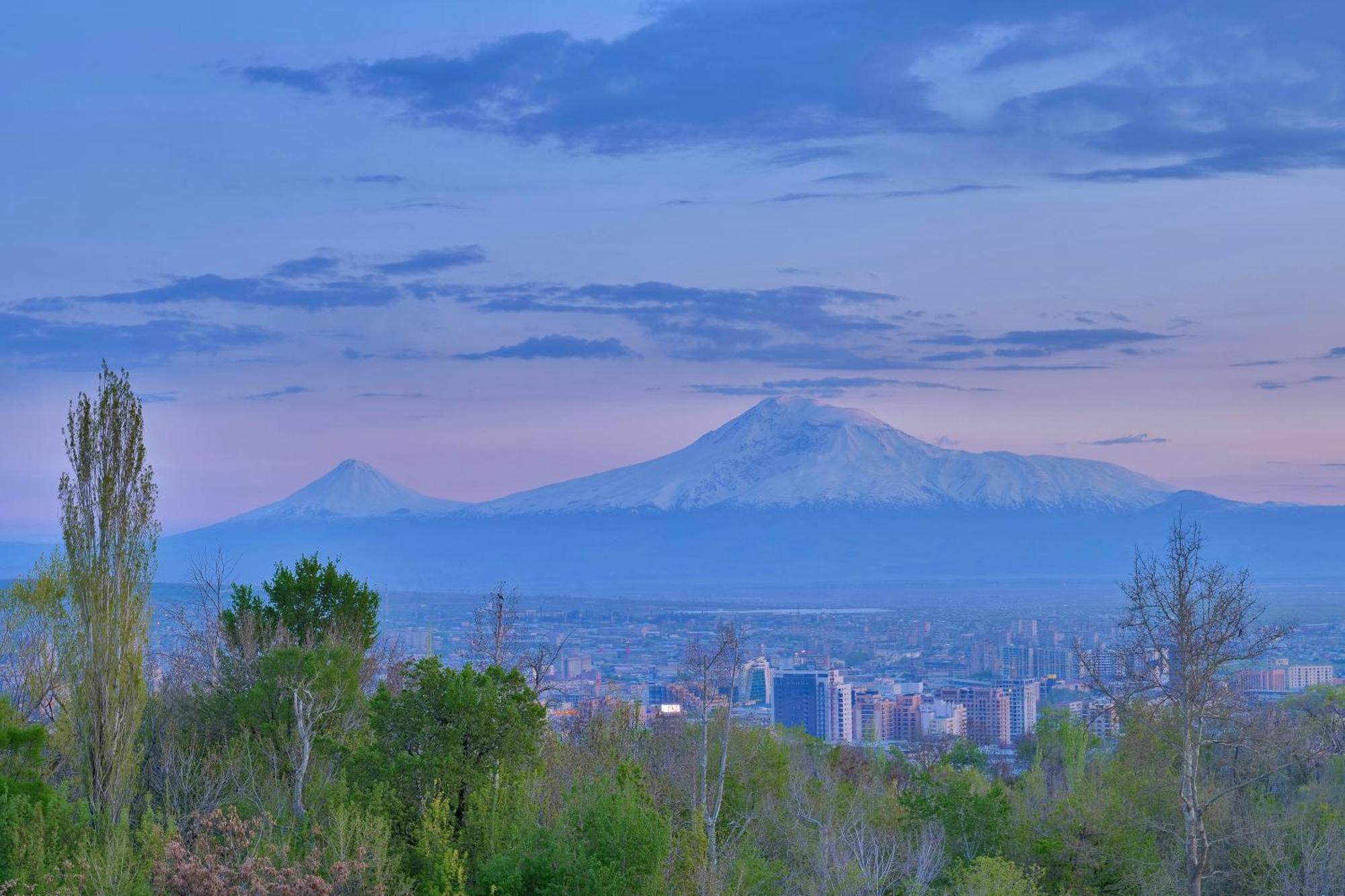 Отель Radisson BLU Ереван Экстерьер фото